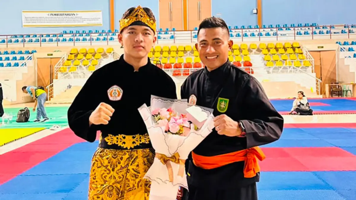 Doni Trista didampingi pelatihnya yang sukses meraih medali emas pada Olimpiade Olahraga Siswa Nasional (O2SN) tingkat Provinsi Riau 2026.(Wira/Riaupos.co)