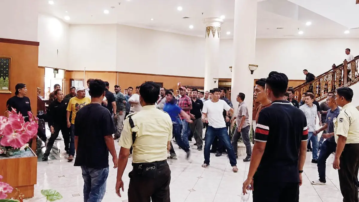 Dua kubu pendukung sesama anggota DPRD Riau dari Fraksi Golkar saling serang di lobi Gedung DPRD Riau, Pekanbaru, Kamis (16/7/2026). (TANGKAPAN LAYAR VIDEO)