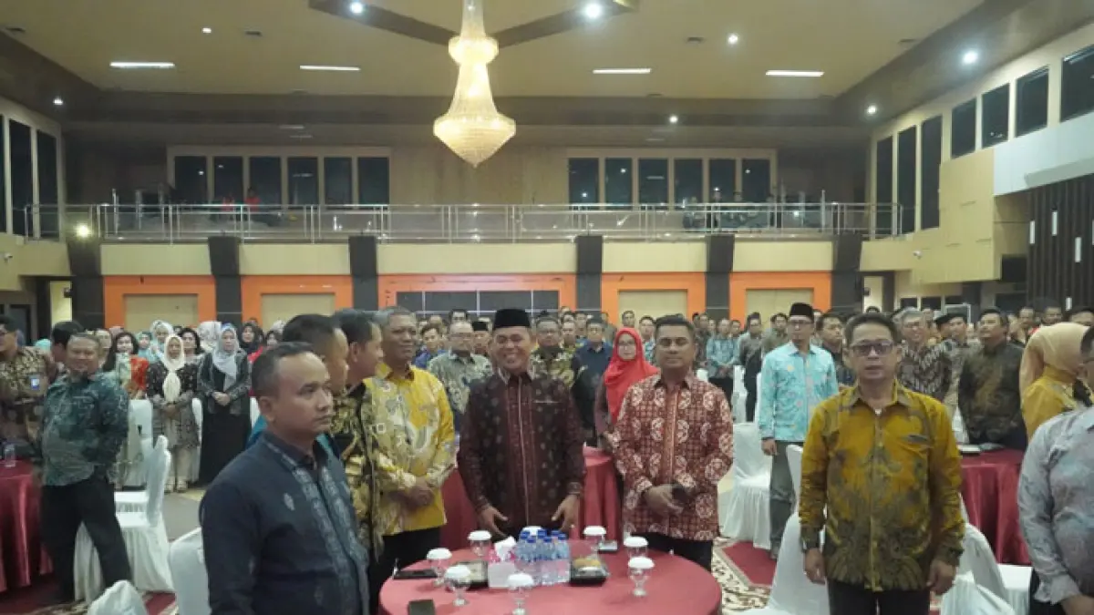Forkopimda Inhil bersama para tamu undangan lainnya kompak menggunakan pakaian batik dalam acara pisah sambut Kapolres Inhil, Jumat (16/7/2026). (Diskominfo Inhil)