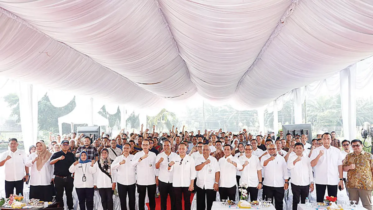 FOTO BERSAMA: Pelaksana Tugas Direktur Jenderal Perkebunan Kementerian Pertanian RI Heru Tri Widarto foto bersama Direktur Utama PTPN IV PalmCo Jatmiko Krisna Santosa&nbsp;saat mengunjungi PKS Adolina PTPN IV Regional 2 di Serdang Bedagai, Rabu (15/7/2026). (Humas PTPN IV)