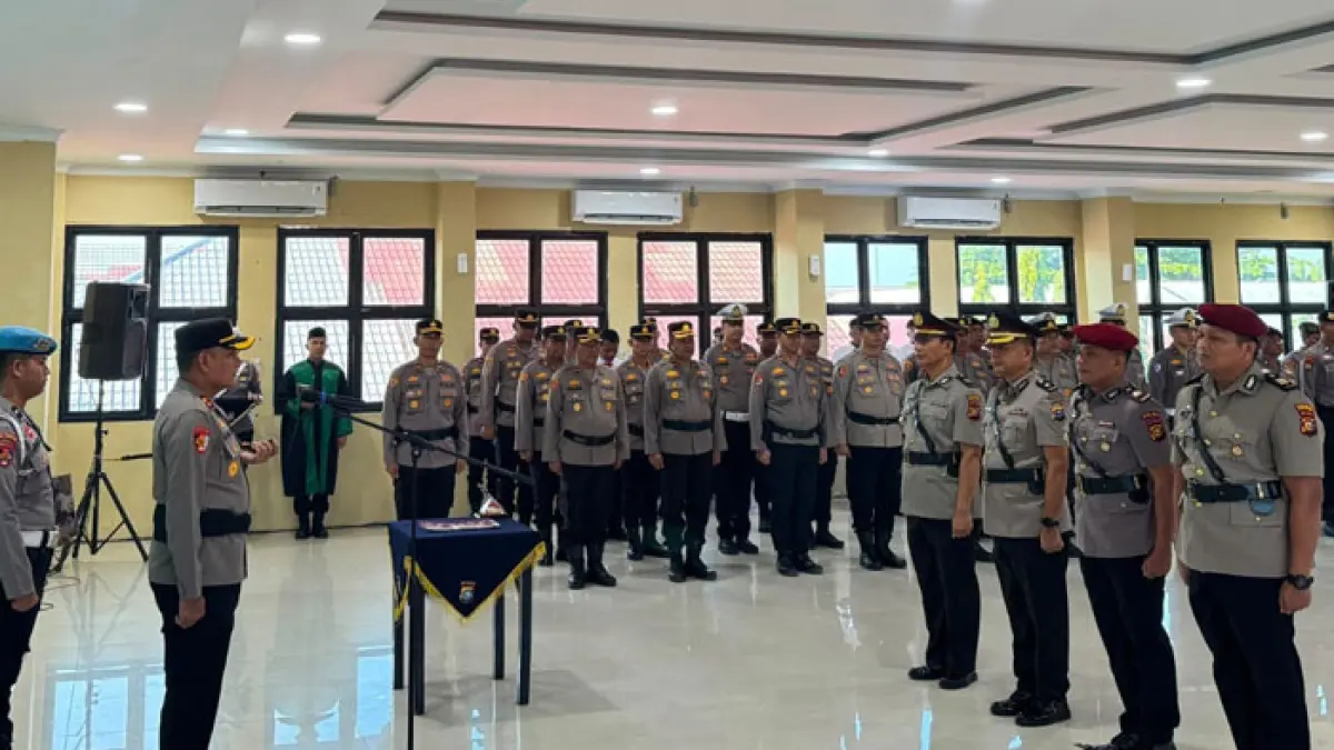 Kapolres Inhu AKBP Eka Ariandy Putra saat memimpin Sertijab jabatan Kabag Ops dan Kasat Reserse Narkoba, Jumat (17/7/2026). (Humas Polres Inhu untuk Riaupos.co)