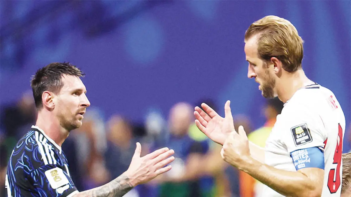 Kapten Argentina Lionel Messi (kiri) menghampiri kapten Inggris Harry Kane (kanan) untuk berjabat tangan usai pertandingan semifinal Piala Dunia 2026 di Mercedes-Benz Stadium, Atlanta, Kamis (16/7/2026). (Odd ANDERSEN/AFP)