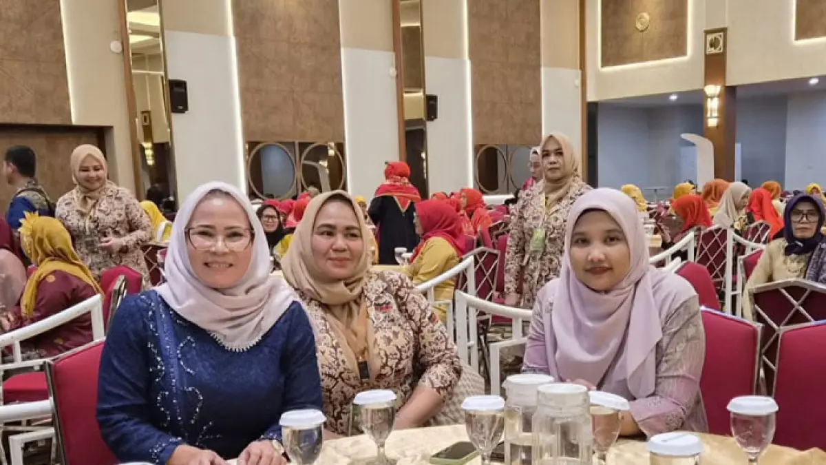 Kepala Divisi P3H Kanwil Kemenkum Riau Yeni Nel Ikhwan berfoto bersama tokoh perempuan minang Riau pada kegiatan pelantikan pengurus LPPMI, Kamis (16/7/2026). (Humas Kanwil Kemenkum Riau untuk Riaupos.co)
