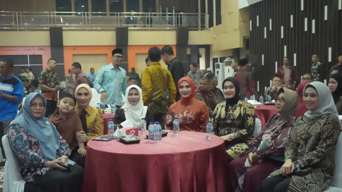 Ketua PKK Inhil Hj Katerina Susanti Herman didampingi ibu-ibu pejabat juga hadir dalam pisah sambut Kapolres Inhil, Jumat (16/7/2026). (Diskominfo Inhil)