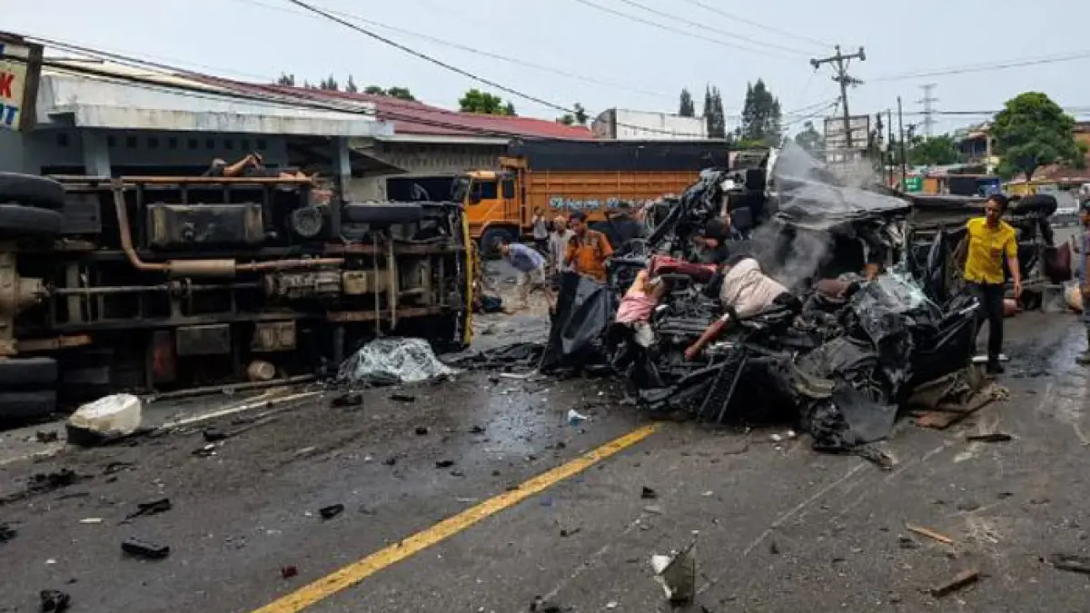 Kondisi di lokasi kecelakaan beruntun di Sibolangit, Jumat (17/7/2026). (Sumutpos jawapos.com/dok warga)