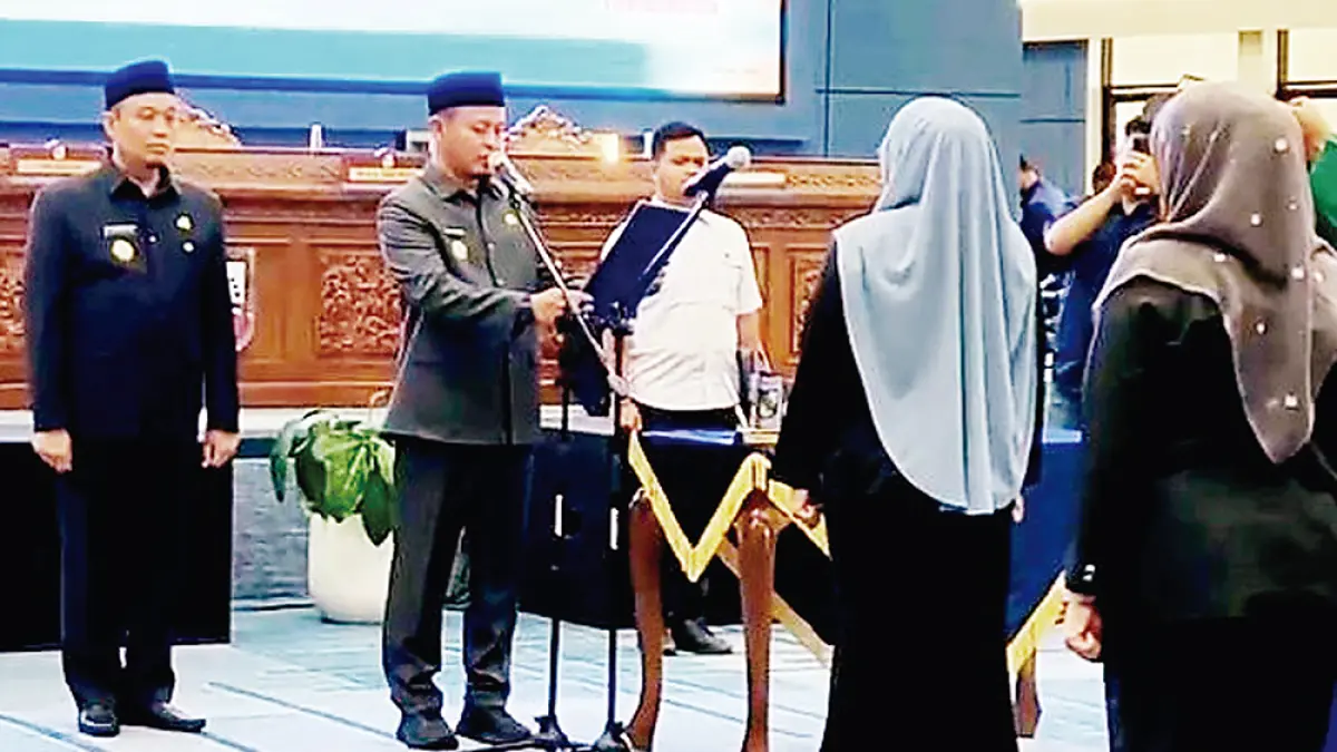 LANTIK PEJABAT: Wali Kota Agung Nugroho melantik 16 ASN dan meminta agar meningkatkan kinerja dan memberikan pelayanan maksimal untuk masyarakat, Kamis (16/7/2026). (Foto:Joko Susilo).