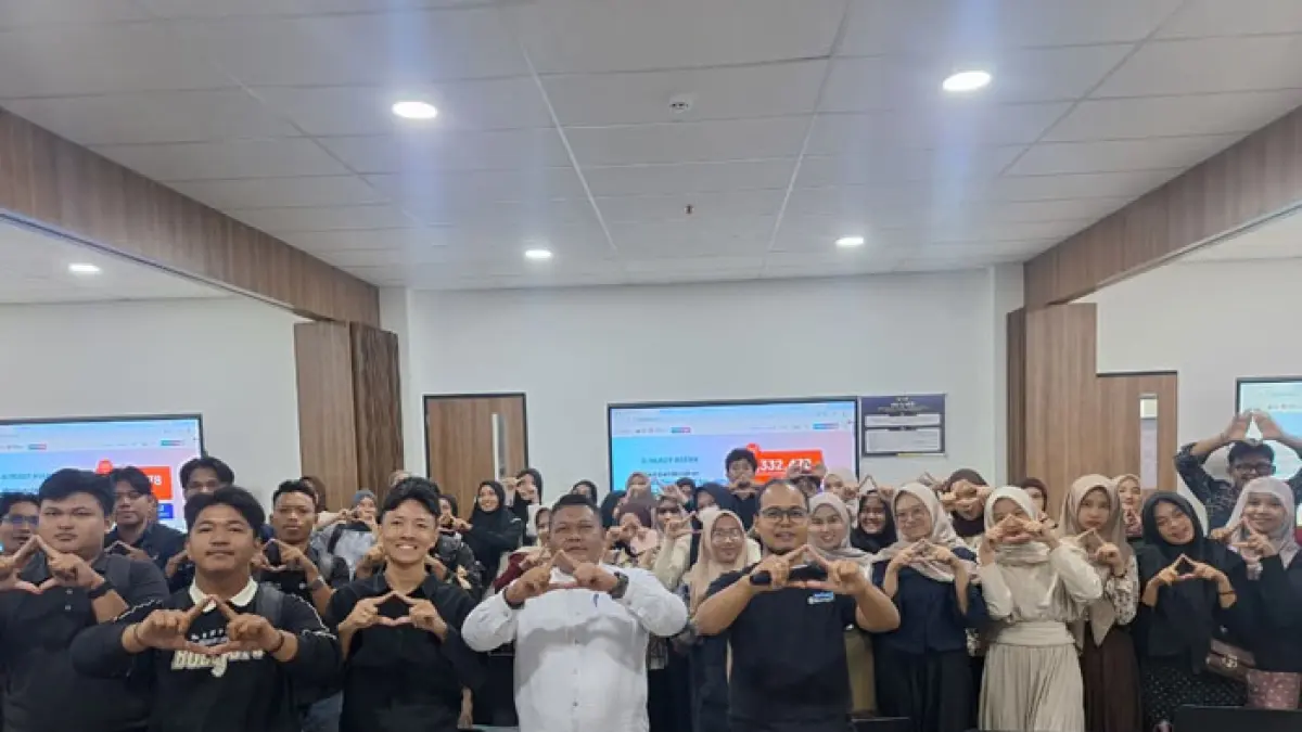 Mahasiswa Fikom Umri saat berfoto bersama Dekan Fakultas Ilmu Komunikasi dan Pemateri dalam Pelatihan AI di Gedung Mahmud Marzuki Tower, Jumat (17/7/2026). (Bayu Saputra/Riaupos.co)