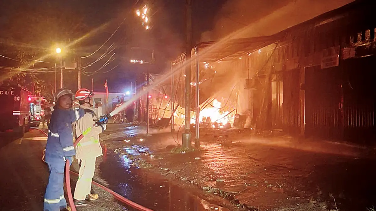 MELAWAN API: Petugas tengah melakukan upaya pemadaman kebakaran menghanguskan satu deretan kios lima pintu di Jalan Belimbing, Kelurahan Wonorejo, Kecamatan Marpoyan Damai, Kota Pekanbaru, Kamis (16/7/2026) dini hari. (Damkar kota Pekanbaru)
