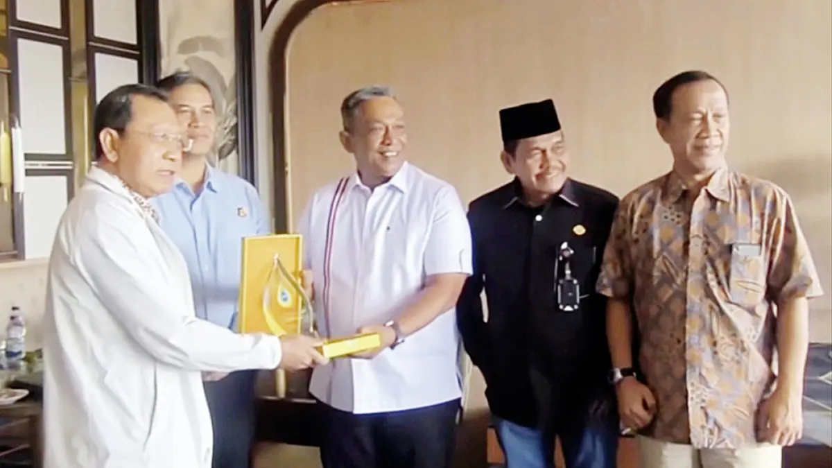 MENERIMA CENDERA MATA: Bupati Rohul Anton ST MM menerima cendera mata usai silaturahmi dengan Direksi PT Agrinas Palma Nusantara di Pekanbaru, Kamis (16/7/2026). (Dinas Kominfo Rohul untuk Riau Pos)