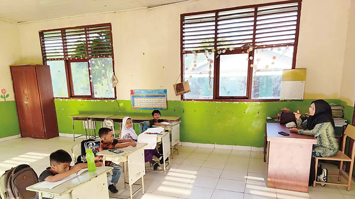 MULAI MENGAJAR: Wali Kelas 1 Neli mulai mengajar empat murid baru di SDN 127 Jalan Tanjung Batu, Kecamatan Limapuluh, Pekanbaru, Kamis (16/7/2026). (EVAN GUNANZAR/RIAU POS)