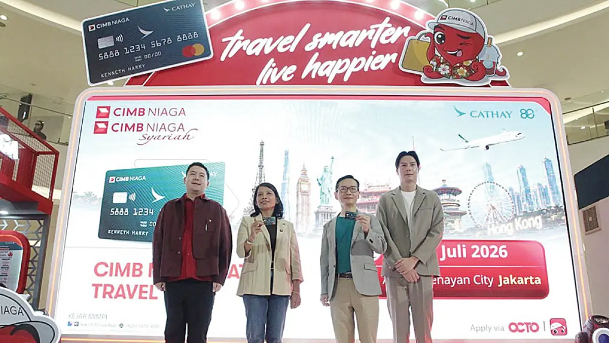 Head of Retail Transaction & Community Business Development CIMB Niaga Trisna L M Siahaan (dua kiri) bersama Country Manager Indonesia Cathay Tony Sham (dua kanan), Head of Marketing, Brand, & Customer Experience CIMB Niaga Amir Widjaya (kiri), dan Regional Head of Business Insights & Analytics for South East Asia Cathay Nicholas Terence Tay (kanan) foto bersama pada Opening Ceremony Cathay Travel Fair 2026 di Jakarta, Kamis (16/7/2026). (istimewa )