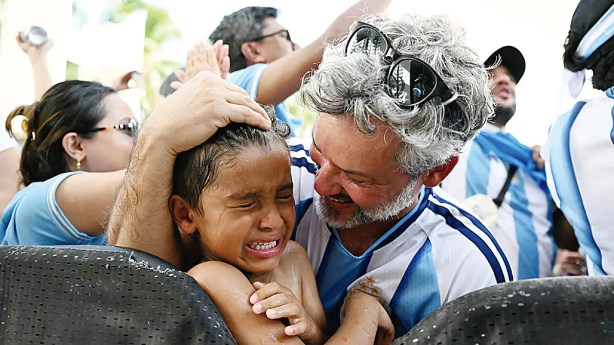 Penggemar muda Argentina menangis bahagia merayakan kemenangan saat nonton bareng pertandingan semifinal Piala Dunia 2026 antara Inggris melawan Argentina di Miami Beach, Florida, Kamis (16/7/2026). (CHANDAN KHANNA/AFP)