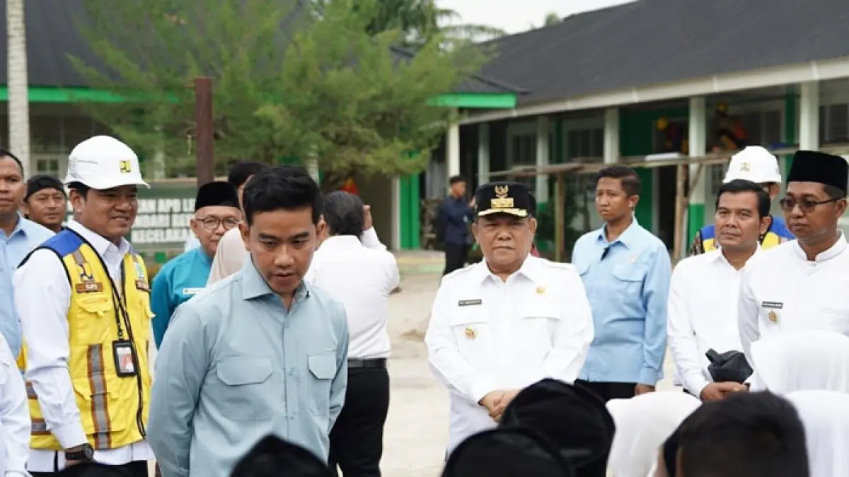 Plt Gubri SF Hariyanto mendampingi Wapres Gibran saat Kunker ke Rohil, Jumat (17/7/2026). (Diskominfo Riau untuk Riaupos.co)