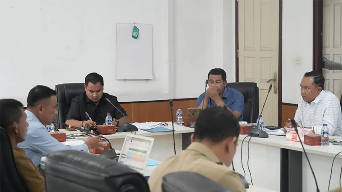 Plt Kadis Kominfoss Kuansing Hevi H Antoni memaparkan pelaksanaan program 2025 dalam hearing bersama Komisi III DPRD Kuansing, Selasa (14/7/2026) siang.( Foto Desriandi Candra)