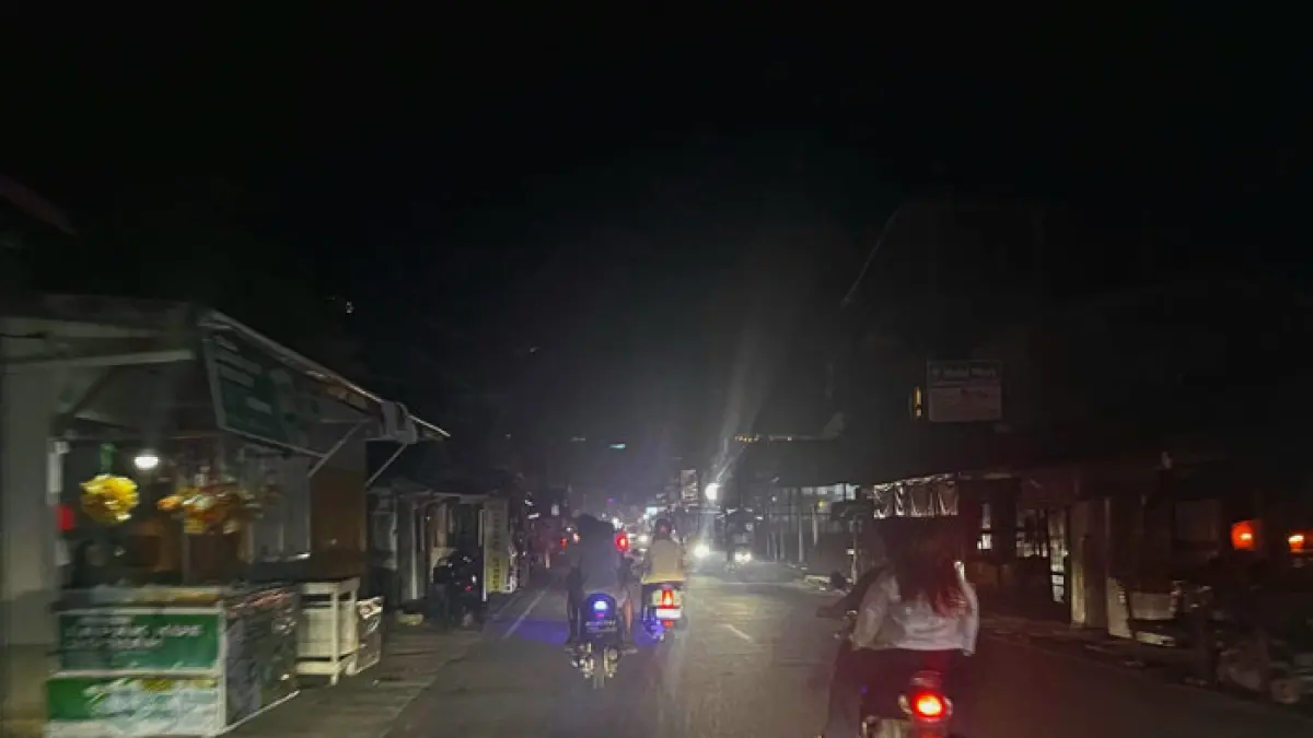 Situasi ruas jalan Banglas Kecamatan Tebingtinggi sebelum perbaikan jaringan listrik rampung oleh tim PLN ULP Selatpanjang, Jumat (17/6/2026) malam.(Wira/Riaupos.co)