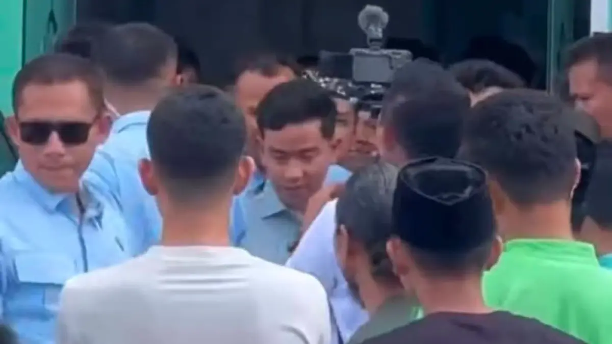 Tangkapan layar saat Wapres Gibran salat Jumat di Masjid Al Ikhlas Pekanbaru, Jumat (17/7/2026). (Istimewa)