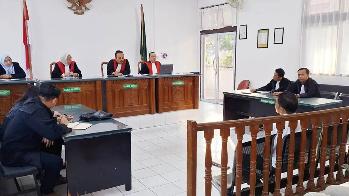 Terdakwa perkara korupsi dana PI 10 persen Rahman saat menghadapi sidang vonis pada Pengadilan Tipikor di Pengadilan Negeri Pekanbaru, Kamis (16/7/2026). (Hendrawan Kariman/Riau Pos)