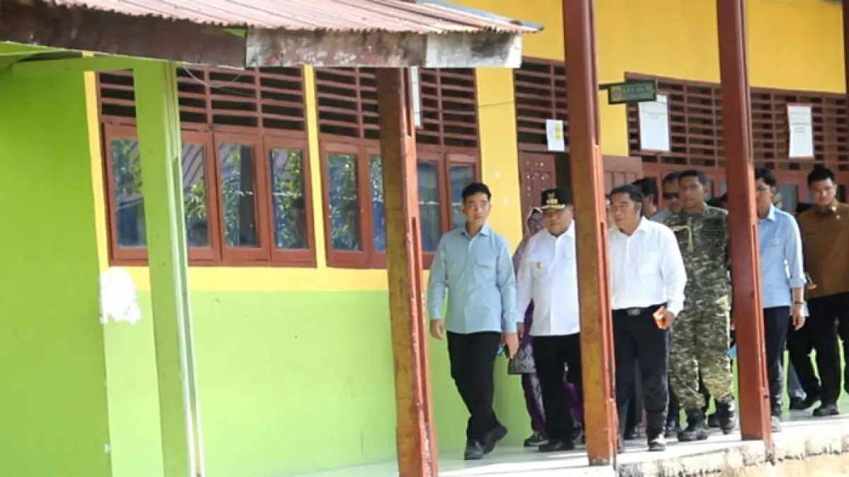 Wapres RI Gibran didampingi sejumlah pihak saat meninjau di SDN 016 Serusa, Kepenghuluan Parit Aman, Bangko, Jumat (17/7/2026). (Istimewa)
