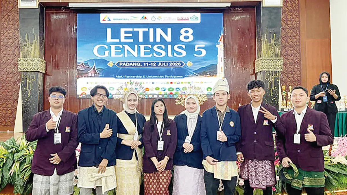 Mahasiswa Universitas Prima Indonesia (UNPRI) Kampus Pekanbaru foto bersama di acara LETIN 8 (Lomba Esai Tingkat Nasional) yang mengusung tema “Kolaborasi dan Inovasi Pemuda Indonesia Menuju Masa Depan Berkelanjutan dan Inklusif di Era 2045”, di Padang, Sabtu (11/7/2026). 