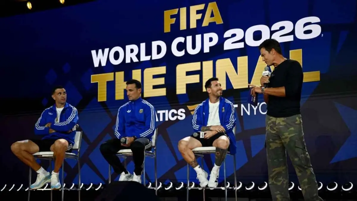 Emiliano Martinez, Lionel Scaloni, dan Lionel Messi dari Argentina berpartisipasi dalam acara Fanatics Fest di New York, yang dimoderatori oleh Tom Brady dan Novak Djokovic, di antara bintang olahraga lainnya. (Hannah Peters - FIFA/FIFA via Getty Images)