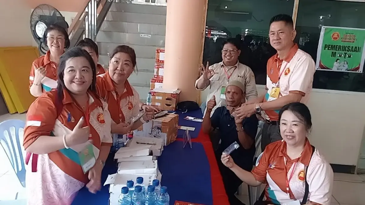 Ketua Perkumpulan Kin Men Riau, Ali Suyanto (dua kanan) memberikan kacamata gratis kepada masyarakat di Vihara Hok An Kiong Bengkalis , Sabtu (18/7/2026). (Prapti Dwi Lestari/Riaupos.co)