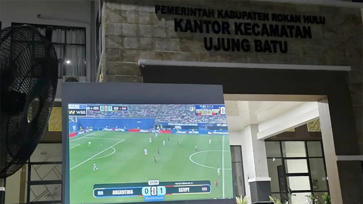 Layar lebar nobar pertandingan Piala Dunia 2026 yang dipusatkan di halaman Kantor Camat Ujung Batu, baru-baru ini. (Foto Pemerintah Kecamatan Ujung Batu untuk Riaupos.co)
