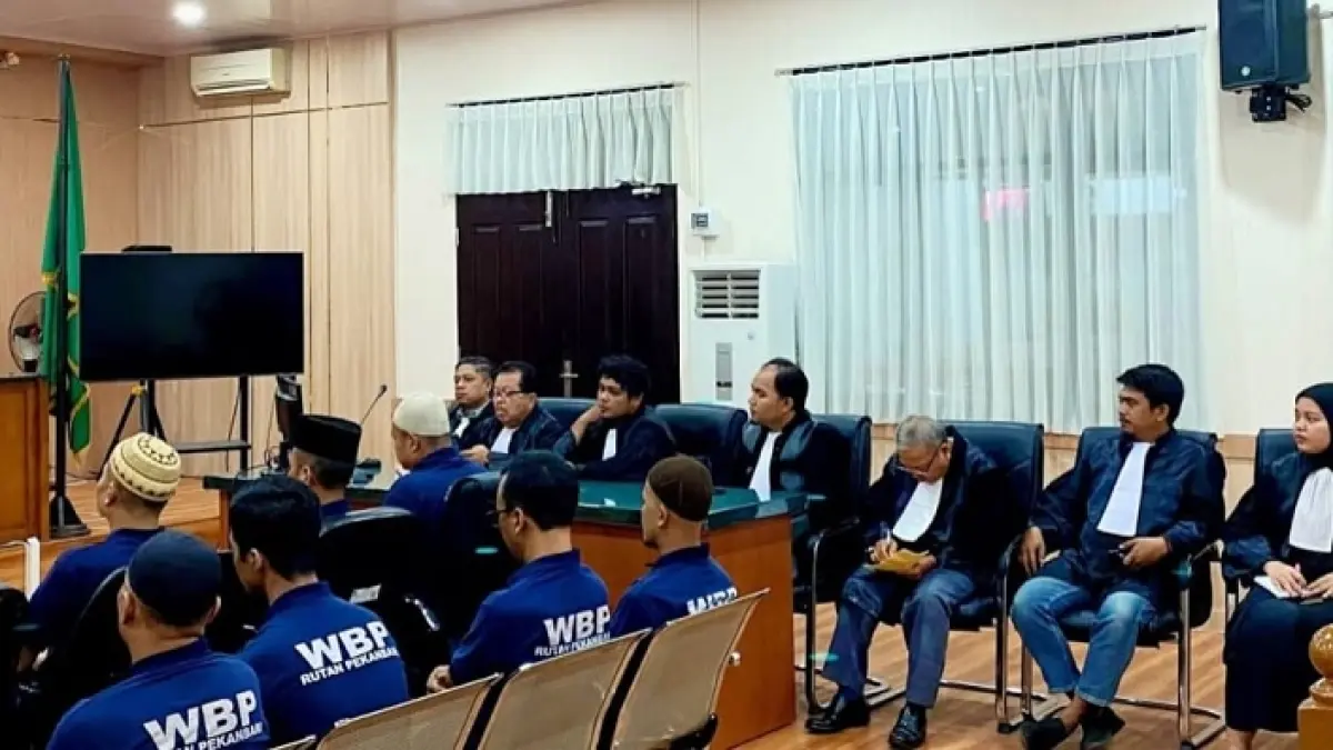 Para terdakwa perkara korupsi pada Perumda BPR Indra Arta saat mengikuti sidang dengan agenda putusan di Pengadilan Negeri Tipikor Pekanbaru, Jumat (17/7/2026). (PH terdakwa)