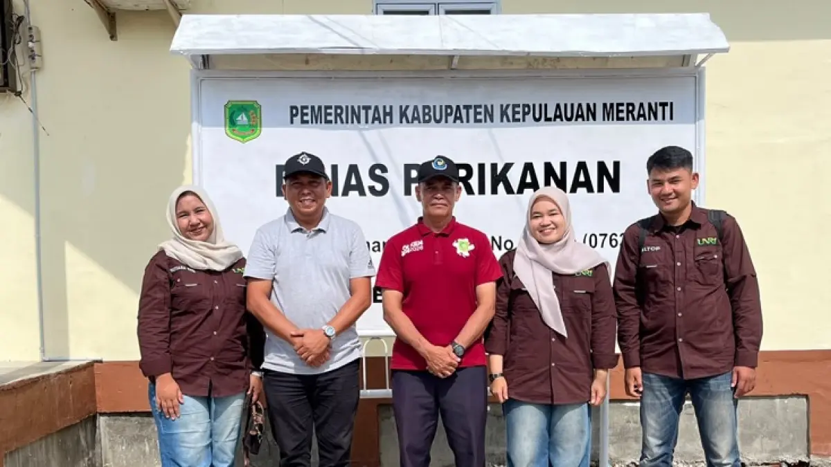 Dosen Sosial Ekonomi Perikanan, FPK UNRI Asnika Putri Simanjuntak, MSi (dua kanan) didampingi Kepala Dinas Perikanan Ahmad Yani SPi, MM (tengah) Sekretaris Dinas Perikanan Dody Hamdani SSos MM (dua kiri), Dosen Teknik Kimia FT, Unri Alltop Amri Ya Habib ST MT(kanan), Dosen Sosial Ekonomi Perikanan, FPK Unri Mutiara Fitri SP MSi, (dua kiri) foto bersama saat penelitian di Selatpanjang, Ahad (12/7/2026)/ (Istimewa)