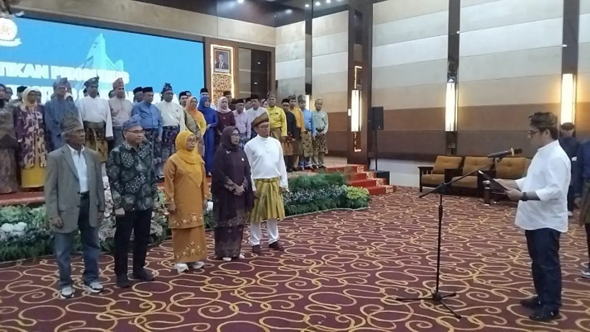 Prosesi pelantikan dipimpin Wakil Menteri Komunikasi dan Digital yang juga Sekretaris Jenderal Pengurus Pusat (PP) KAGAMA, Nezar Patria, Sabtu (18/7/2026). (Joko Susilo/Riaupos.co)