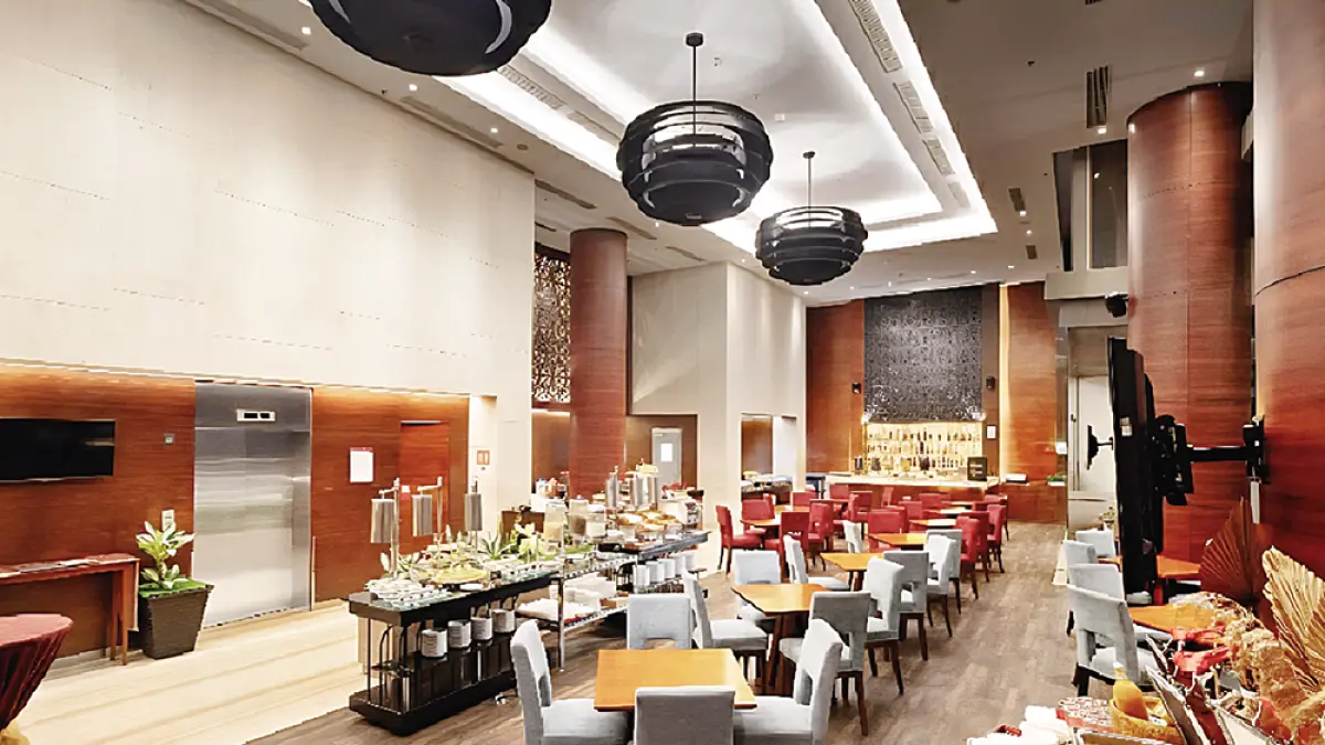 Suasa BaReLo Restaurant Swissbell Hotel Pekanbaru yang nyaman dan mewah membuat momen makan bersama terasa semakin berkesan.