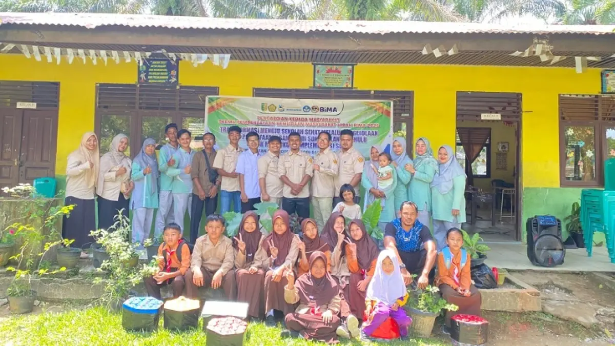Tim Dosen Universitas Islam Kuantan Singingi (Uniks) bersama guru dan murid SDN 020 Desa Langsat Hulu Sentajo Raya saat melaksanakan Pengabdian Kepada Masyarakat (PKM) , Rabu (15/7/2026). (Istimewa)