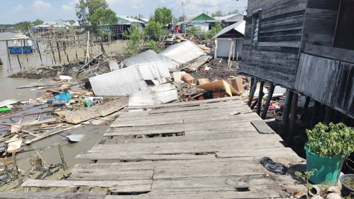 Kondisi rumah warga yang ambruk akibat abrasi di Kelurahan Kuala Enok, Kecamatan Tanah Merah, Sabtu (18/7/2026). Sedikitnya tujuh rumah, satu pelabuhan tambat kapal, dan sekitar 200 meter jalan jerambah kayu mengalami kerusakan akibat hantaman ombak laut. (Istimewa)