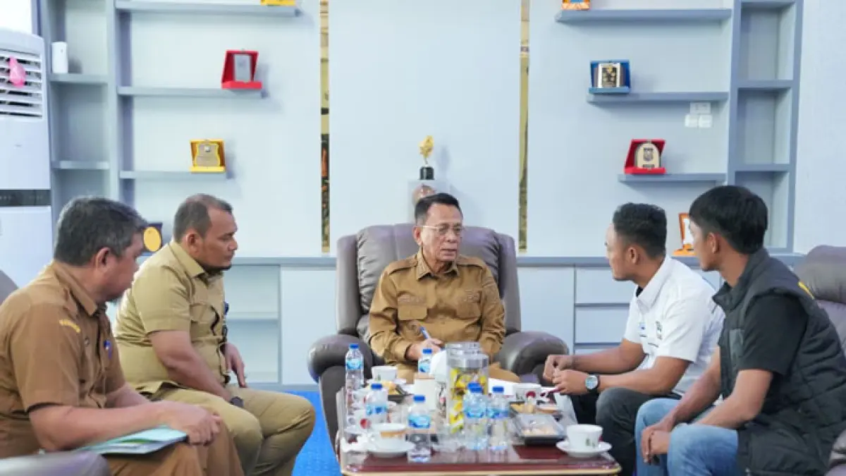 Bupati Rohil H Bistamam saat menerima sejumlah pengurus PSSI Rohil, baru-baru ini. (Istimewa)
