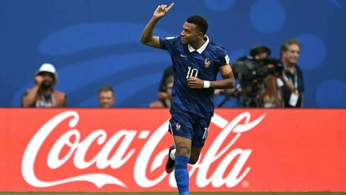 Penyerang Prancis Kylian Mbappé telah melampaui rekor pencetak gol Piala Dunia sepanjang masa Lionel Messi setelah mencetak dua gol ke gawang Inggris di perebutan tempat ketiga Piala Dunia 2026. (ROBERTO SCHMIDT/AFP via Getty Images)