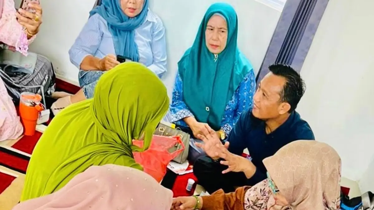 Peserta pelatihan kader kesehatan program DIPIJAT MAS TENAR bersama tim pengabdian masyarakat Poltekkes Kemenkes Riau di wilayah kerja Puskesmas Tenayan Raya, Kota Pekanbaru, belum lama ini. (Poltekkes Kemenkes Riau untuk Riau Pos)