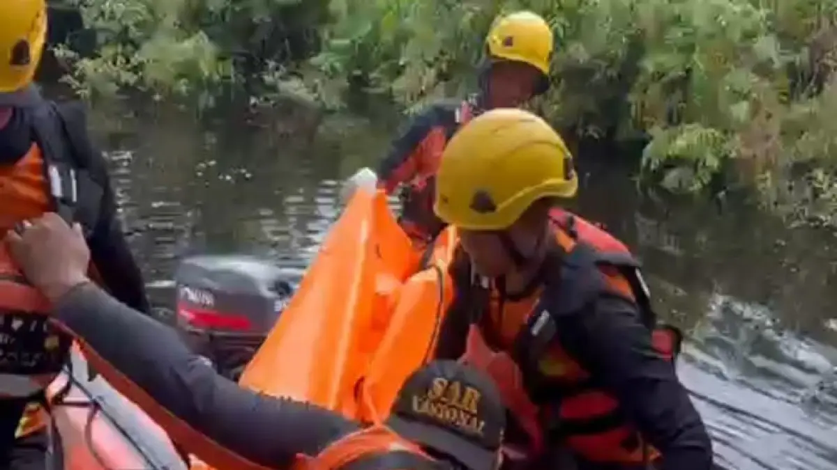 Proses evakuasi jasad Ajib (21), seorang pemuda dari Muara Sungai Mampu, Ahad (18/7/2026), usai menghilang yang diduga diterkam buaya sehari sebelumnya. (Kantor SAR Pekanbaru untuk Riaupos.co)