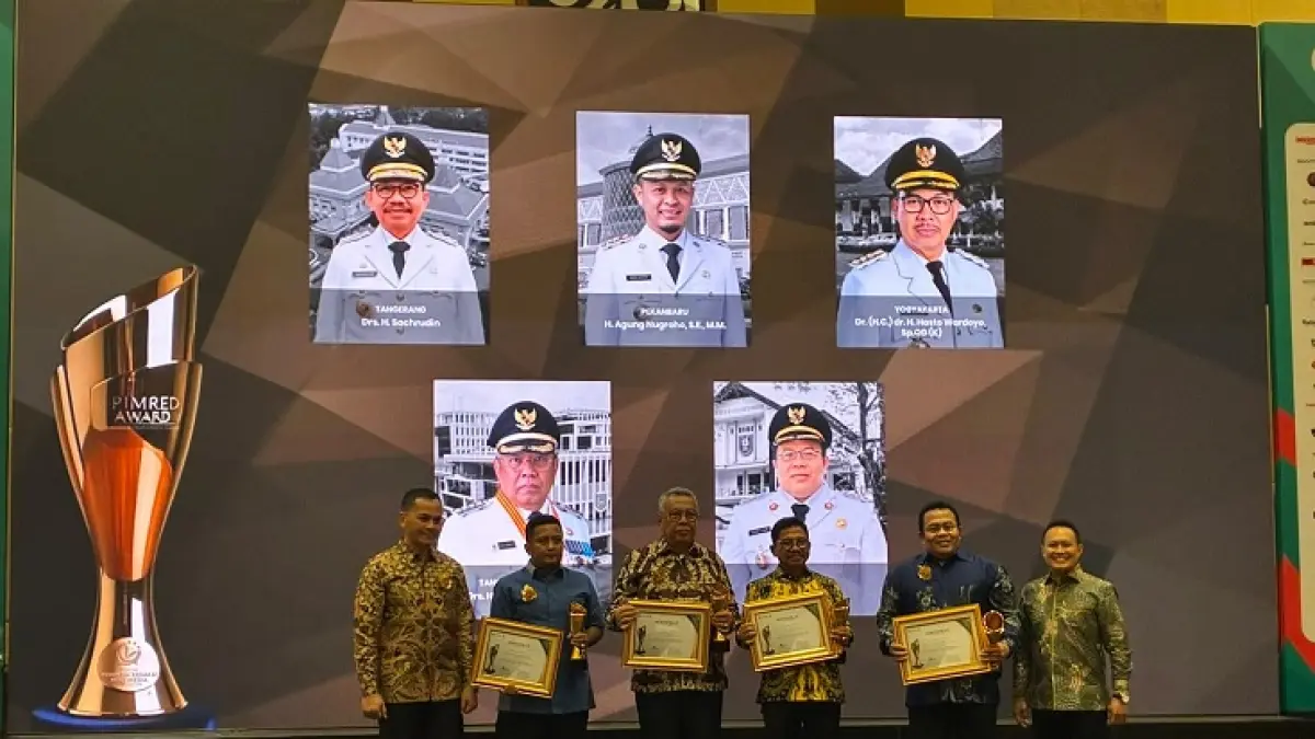 Wako Pekanbaru Agung Nugroho menerima penghargaan Pemred Award 2026 yang diwakili oleh Sekretaris Diskominfotiksan Kota Pekanbaru Tengku Aznom, Sabtu (18/7/2026) malam di Yogyakarta. (ISTIMEWA)