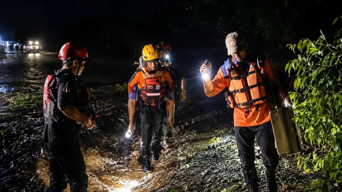Tim gabungan melakukan evakuasi warga terdampak banjir di Nagari Sungai Batang, Kecamatan Tanjung Raya, Kabupaten Agam, Sabtu (18/7/2026) malam. Banjir akibat luapan Sungai Batang Tumayo merendam puluhan rumah dan memaksa ratusan warga mengungsi. (BPBD Agam)