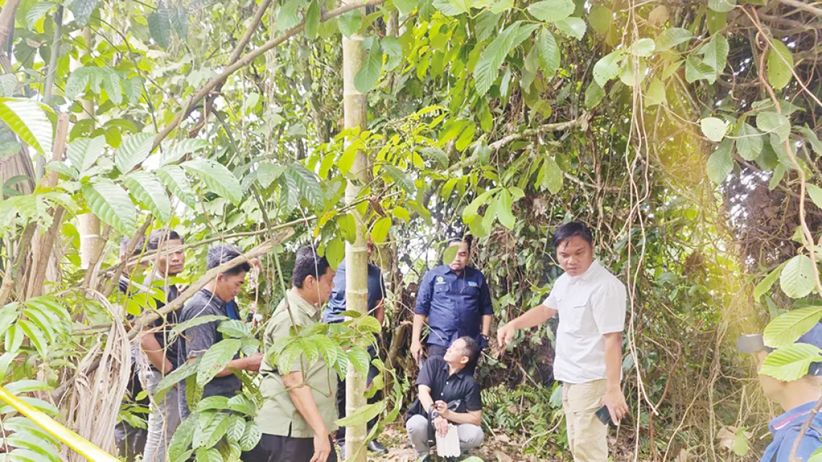 BERIKAN PENJELASAN: Kasat Reskrim Polres Siak AKP Dr Raja Kosmo Parmulais memberikan penjelasan kepada Wakil Rektor I Dr Mexsasai Indra SH MH, Wakil Rektor III Prof Dr Hermandra MA, dan Dekan Fakultas Kedokteran Unri dr TB Odih Rhomdani Wahid di TKP meninggalnya dokter spesialis anastesi PPDS Unri bernama Alex Cristo Lotis (30), Sabtu (18/7/2026).  (Monang/Riau Pos)