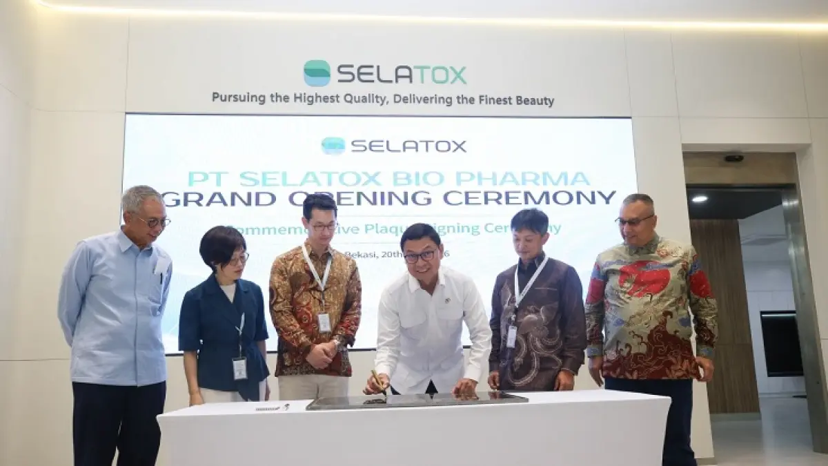 

Proses Penandatangan oleh Prof. dr. Taruna Ikrar, M.Biomed., Ph. D. Kepada Badan Pengawas Obat dan Makanan (BPOM RI), didampingi oleh Park Seongsoo, CEO Daewoong Pharmaceutical, dan Joh Young Hoon, CEO Selatox Bio Pharma. pada peresmian fasilitas manufaktur Selatox Bio Pharma dan rangkaian Grand Opening Ceremony Selatox, di Cikarang, Senin (20/7/2026).