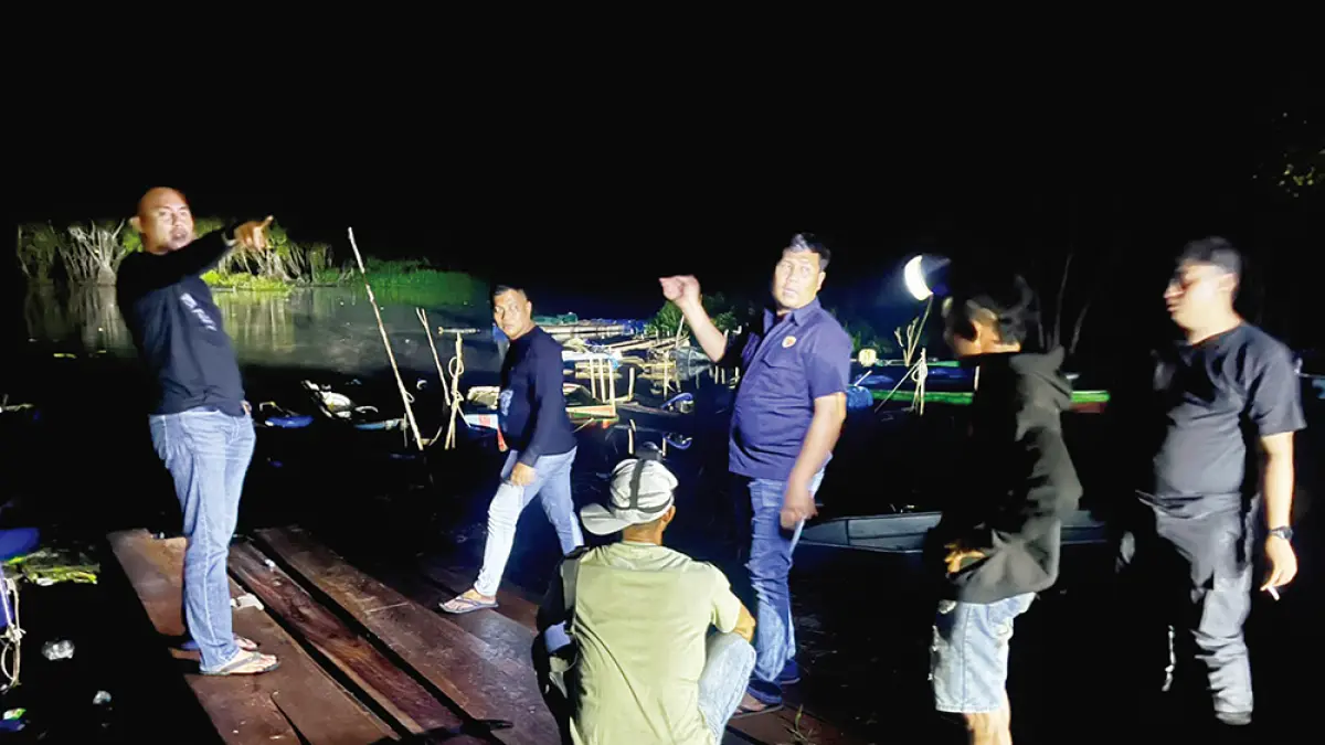 AMANKAN: Tim gabungan Satreskrim Polres Pelalawan mengamankan barang bukti kayu olahan di Desa Kerumutan,  Sabtu (18/7/2026) malam. (polres bengkalis untuk riau pos)