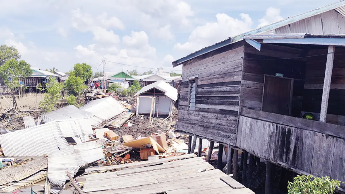 AMBRUK: Akibat abrasi, tujuh rumah warga di Kelurahan Kuala Enok, Kecamatan Tanah Merah, Indragiri Hilir,  ambruk ke laut, Sabtu (18/7/2026). Satu pelabuhan tambat kapal dan 200 meter jalan jerambah kayu juga mengalami kerusakan. (BPBD INHIL UNTUK RIAU POS)