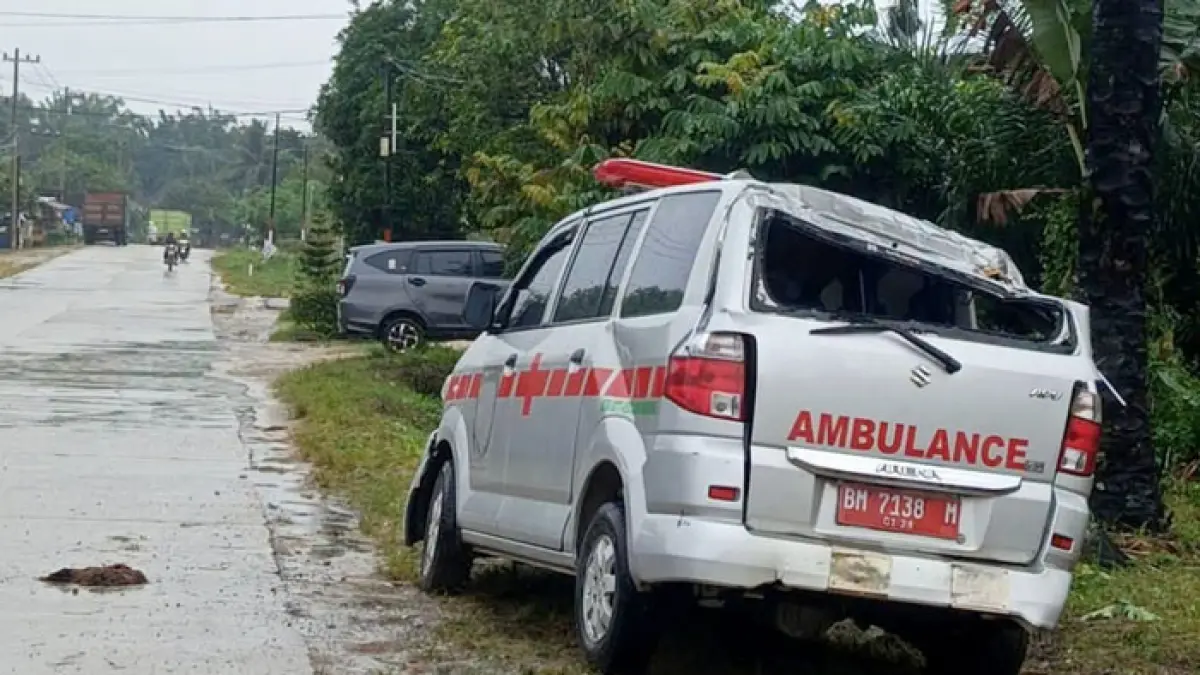 Ambulans milik Pemerintah Desa Giti, Kecamatan Kabun yang membawa pasien  terbalik di ruas jalan provinsi Desa Langgak Kecamatan Tandun, Senin (20/7/2026) pagi. (Warga Tandun untuk Riaupos.co)