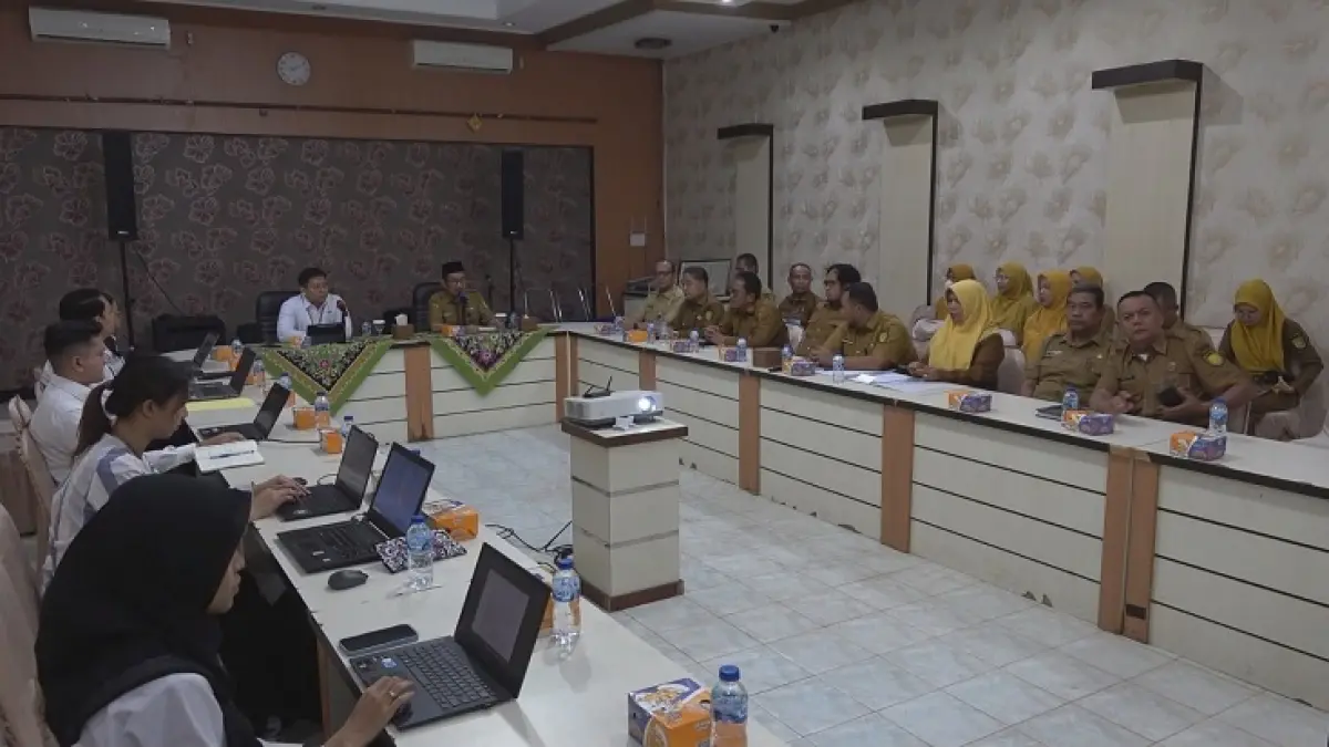 Asisten III Setdakab Inhil Fadillah mewakili Bupati Herman menghadiri entry meeting evaluasi tata kelola ketahanan pangan bersama Tim BPKP Perwakilan Provinsi Riau di Aula Kantor Bapperida Inhil, Senin (20/7/2026). (Istimewa)