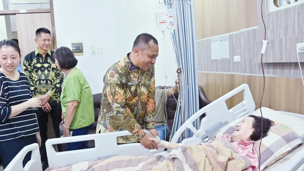 BERI SEMANGAT: Wabup Bengkalis H Bagus Santoso memberi semangat kepada seorang pasien operasi katarak di RSUD Bengkalis, Ahad (19/7/2026). (Pemkab bengkalis untuk riau pos)
