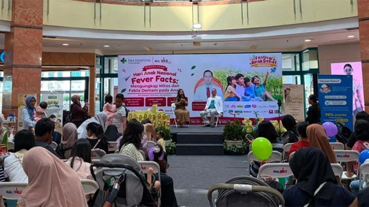 Dokter Spesialis Anak dr Afriyan Wahyudi SpA MKes memaparkan langkah tepat penanganan demam pada anak saat talk show Eka Hospital di Mal SKA, Ahad (19/7/2026). Prapti Dwi Lestari
