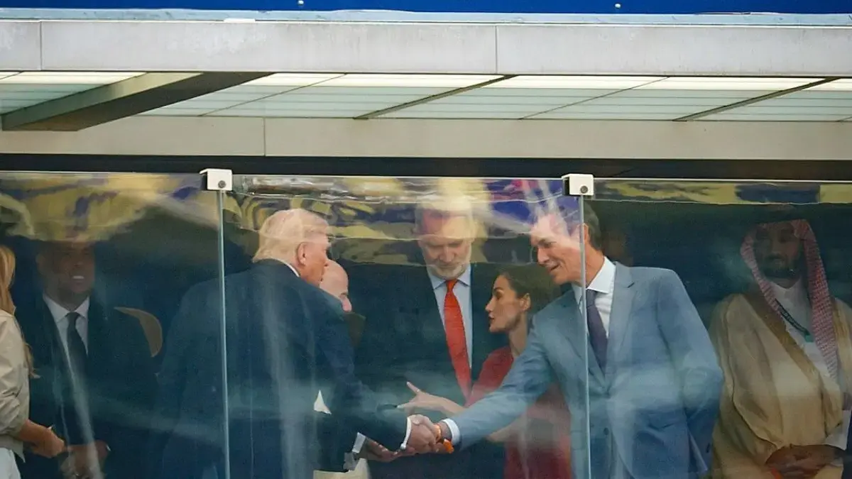 Donald Trump dan Pedro Sanchez bersalaman di tribun VIP jelang laga Final Piala Dunia 2026, Senin (20/7/2026). (@MiguelMorenatti/X).