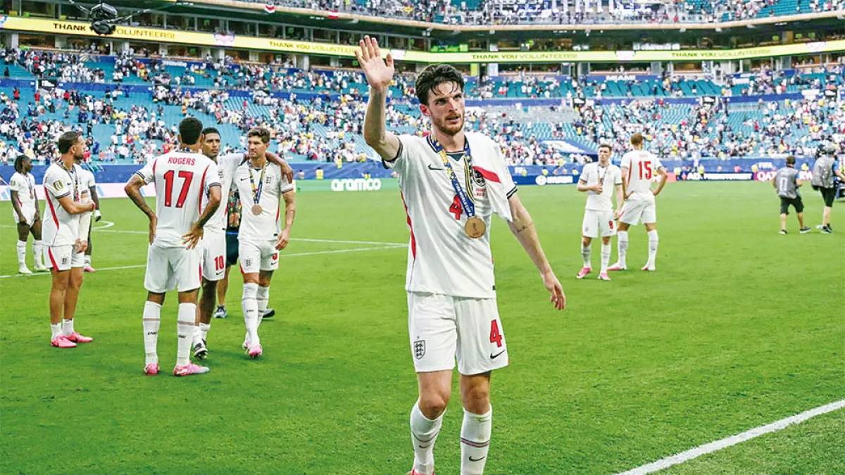 Gelandang Inggris Declan Rice melambaikan tangan kepada penonton usai menerima medali dalam pertandingan perebutan tempat ketiga  Piala Dunia 2026 antara Prancis melawan Inggris di Stadion Miami, Miami, Ahad (19/7/2026).  (CHANDAN KHANNA/AFP)