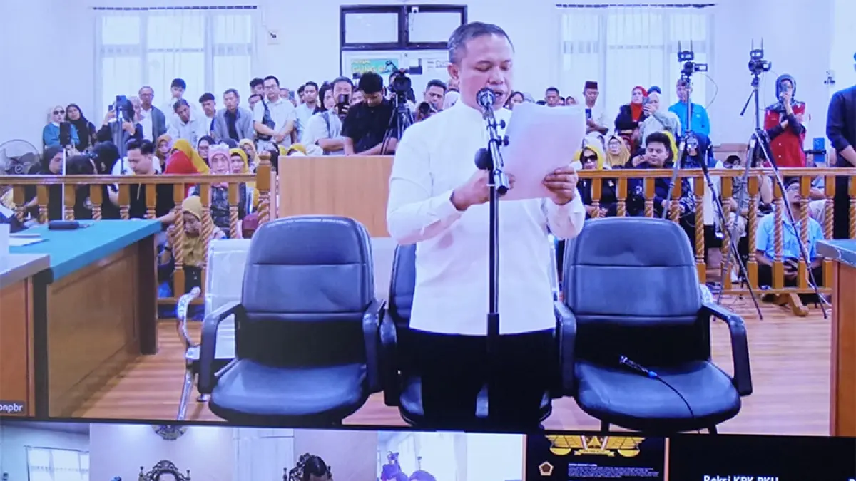 Gubernur Riau nonaktif Abdul Wahid saat membacakan Nota Pembelaan atau Pledoi dipersidangan Tipikor PN Pekanbaru, Senin (20/7). Foto MHD AKHWAN/RIAUPOS.CO
