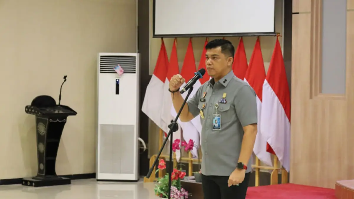 Kepala Kanwil Kemenkum Riau Rudy Hendra Pakpahan menyampaikan amanat penting pada apel, Senin (20/7/2026). (Humas Kanwil Kemenkum Riau untuk Riaupos.co)